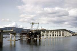 Building temporary traffic span on Tasman Bridge 1964