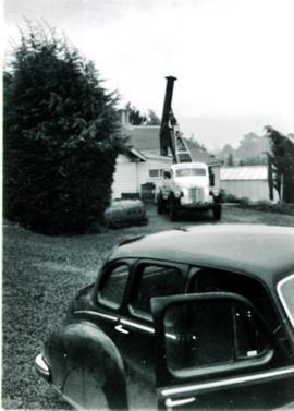 Truck-mounted crane hoists chimney into place