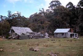 Hut, barn and wagons at Wihareja